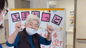脳活性化&バランス歩行「ふまねっと」をしている様子