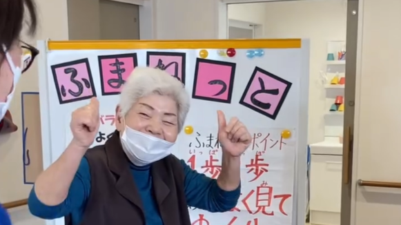 脳活性化&バランス歩行「ふまねっと」をしている様子
