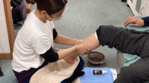 足浴&アロママッサージをしてもらっている様子