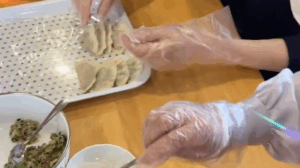 餃子を作っている様子