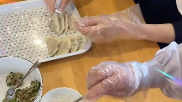 餃子を作っている様子